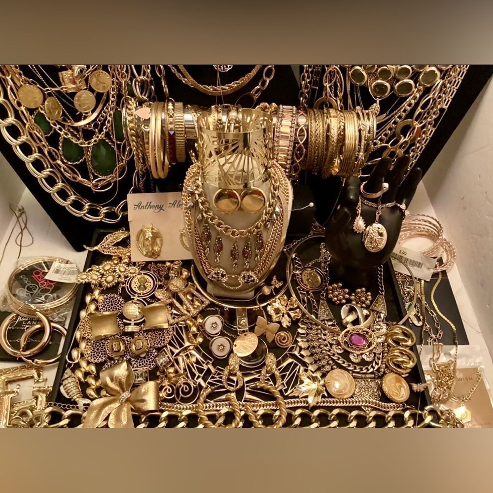 Premium Vintage Jewelry Lot~ 2 LBs Estate necklace earrings, rings, bracelet - Picture 4 of 10